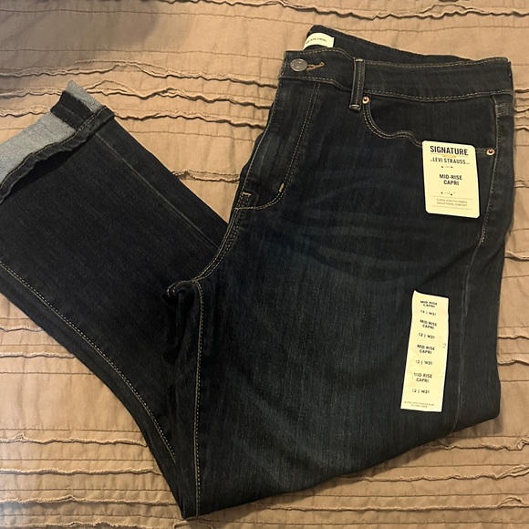 Signature Denim - Signature women’s size 12/w31 mid rise capris -